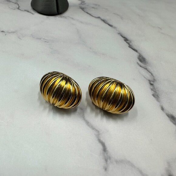 3/$30 Vintage Dome Clip On Earrings Gold Tone Ribbed Oval Bold Statement - Picture 5 of 9